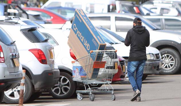 Día sin IVA: largas filas en establecimientos