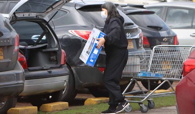 Día sin IVA: largas filas en establecimientos