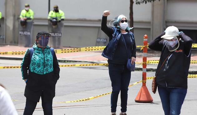 Maestros protestaron en las afueras del Ministerio de Educación.