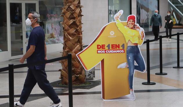 Ciudadanos comenzaron a llegar nuevamente a los centros comerciales, que reabren sus puertas.