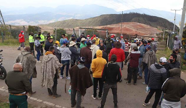 Habitantes de El Mochuelo protestan en las afueras del relleno de Doña Juana, en Bogotá.