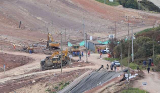 Habitantes de El Mochuelo protestan en las afueras del relleno de Doña Juana, en Bogotá.
