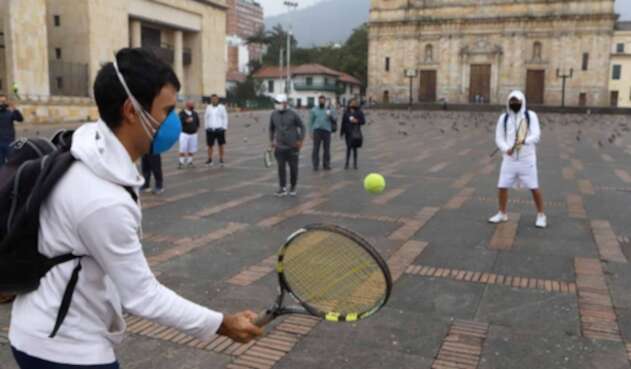 Entrenadores de tenis protestaron en la Plaza de Bolpivar pidiendo que se reactive este deporte.