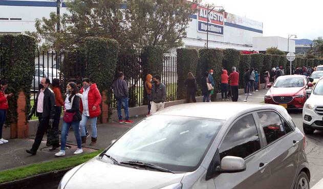 Día sin IVA: largas filas en establecimientos