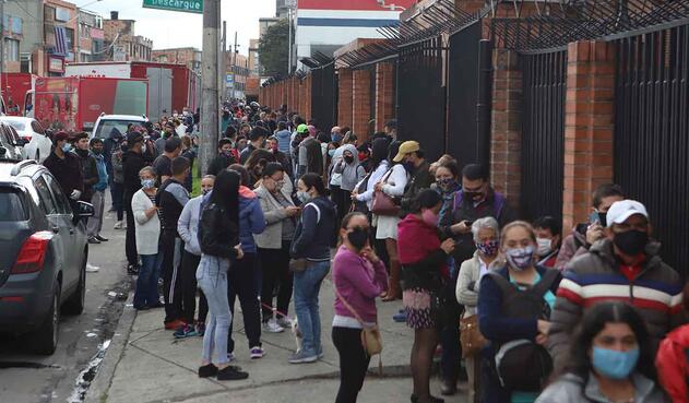 Día sin IVA: largas filas en establecimientos