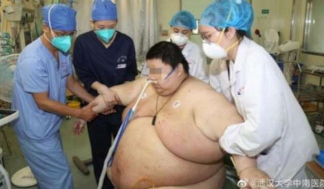 Zhou siendo atendido por el personal médico