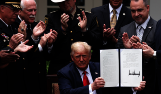 Donald Trump firma decreto para incentivar buenas prácticas en la policía
