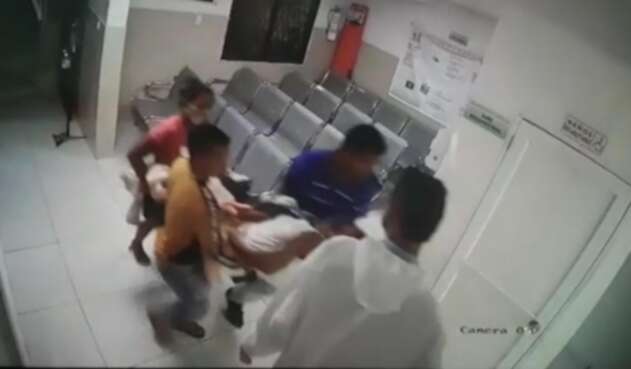 Familiares se llevan cadáver de paciente con COVID-19.