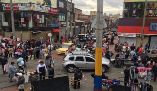 Vendedores salen a lucharse lo de la comida en San Victorino