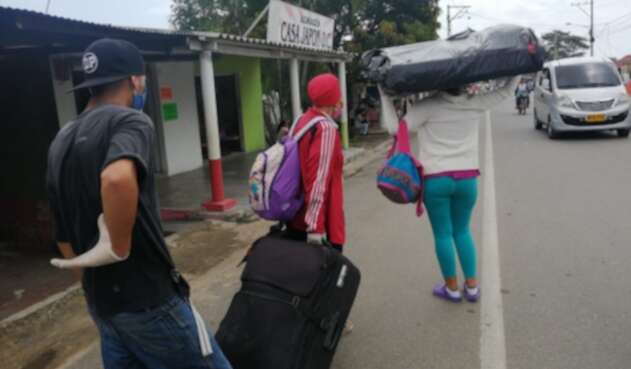 Migrantes venezolanos caminan