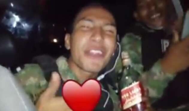 Los uniformados estaban con una botella de licor realizando el patrullaje.