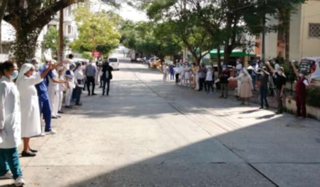 Los compañeros recibieron al médico con una calle de honor.