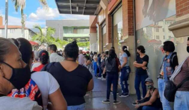 Aglomeraciones en el centro de Medellín durante el Día sin IVA.