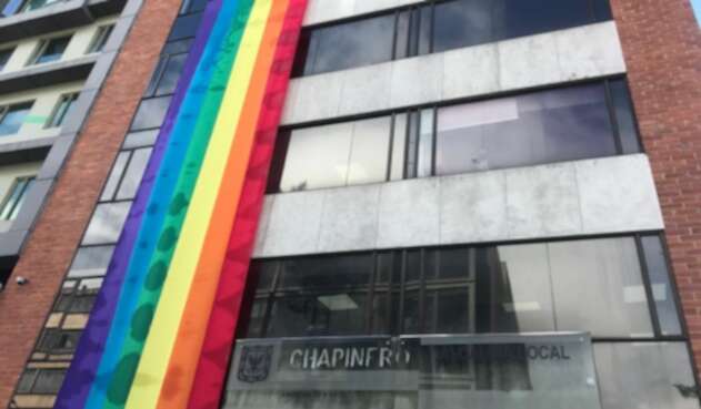Alcaldía de Chapinero instaló bandera LGBTI para el "día del orgullo"