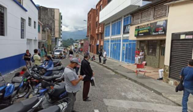 Las filas son largas y las personas tiene que esperar varias horas para reclamar los medicamentos