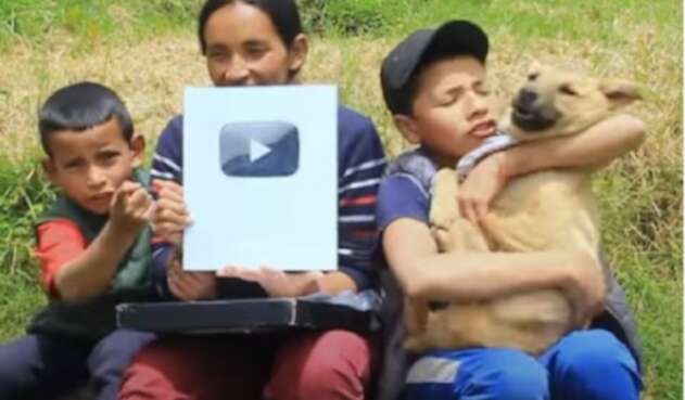 Youtubers campesinos ganan botón de reconocimiento