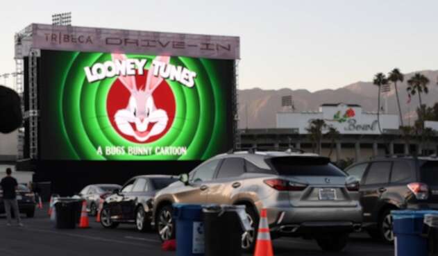 Autocine con animaciones de Bugs Bunny