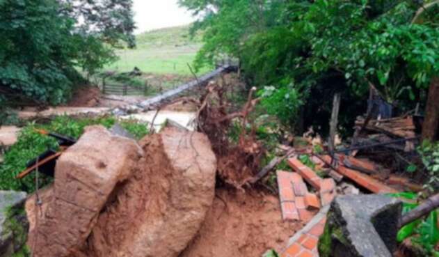 Varios ríos desbordados y un puente colapsado son algunas de las afectaciones