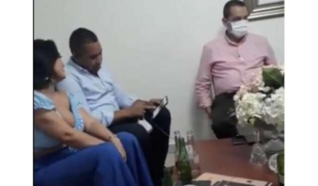 En las imágenes se observa al alcalde de Riohacha participando de una parranda.