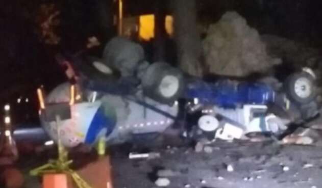 Con personal especializado se evacuará el gas propano que llevaba el vehículo accidentado.