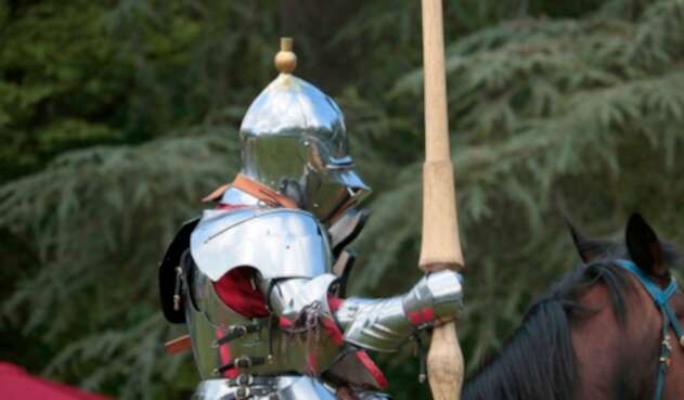 Caballero medieval en su caballo