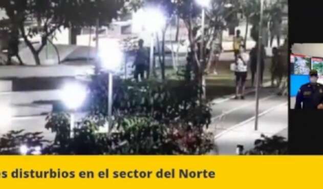 Graves disturbios dejan policías heridos