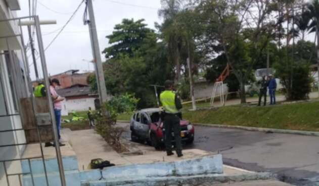 El vehículo quedó incinerado y por el Gobernador y su esquema de seguridad no tuvieron afectaciones.