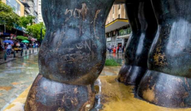 Las esculturas han sido rayadas con objetos cortopunzantes.