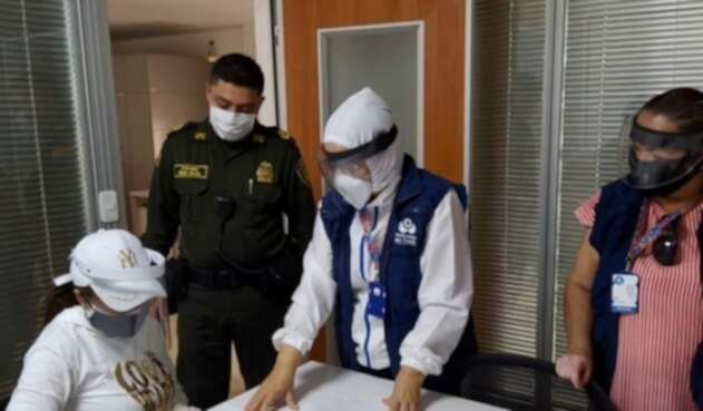 La ex gobernadora buscó acompañamiento de la Defensoría del Pueblo para su entrega