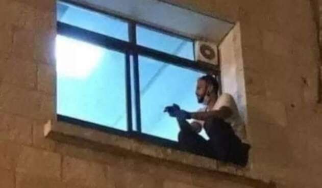 Hombre escaló hospital para ver a su mamá