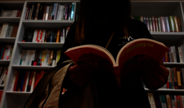 Retiran libros prodemocracia de escuelas y bibliotecas de Hong Kong