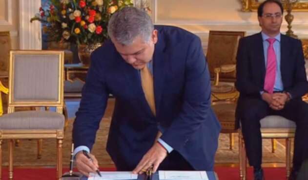 Duque firma