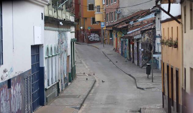 La soledad del céntrico sector de Bogotá, en medio de la cuarentena estricta por la pandemia.