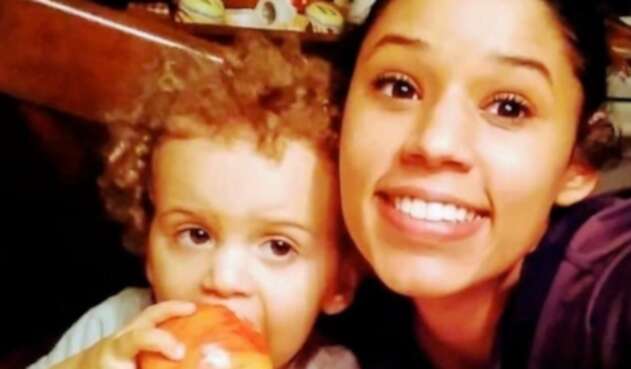 Leila Cavett y su hijo
