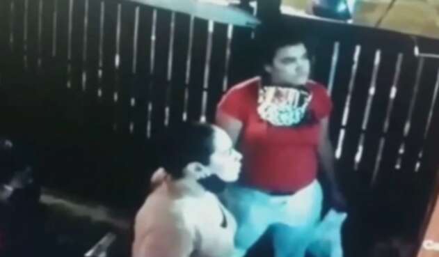 Mujer escupe a guardia de seguridad que le pidió usar tapabocas
