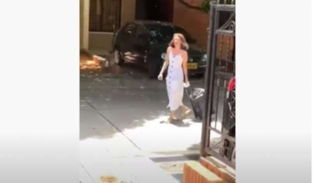 mujer insulta a vecinos