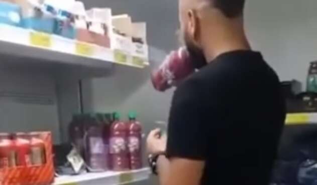 Hombre prueba jugos y los deja en la tienda