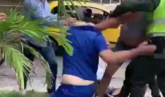El galeno fue agredido por dos personas en las afueras de un centro asistencial.