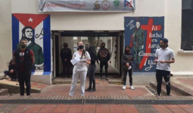 Estudiantes se encadenan en las sedes de la Universidad Nacional y Pedagógica para pedir matrícula Cero
