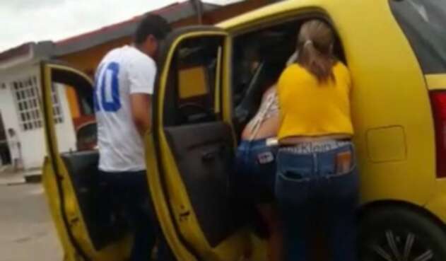 Mujer da a luz en taxi