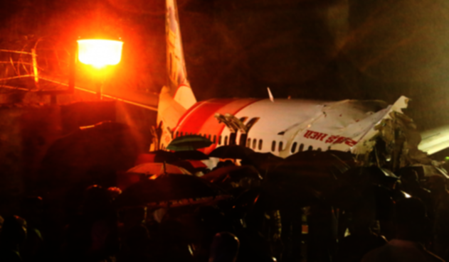 Avión de Air India Express se partió en dos tras salirse de la pista