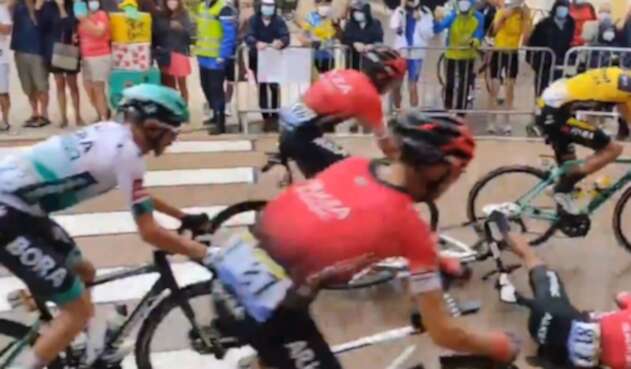 Nairo Quintana sufre primera caída en el Tour de Francia Nairo Quintana sufre primera caída en el Tour de Francia