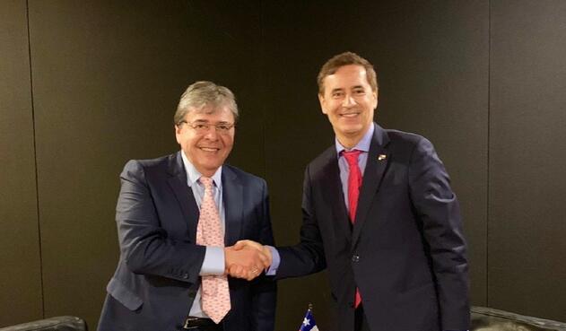 Carlos Holmes Trujillo y Ricardo Hernández