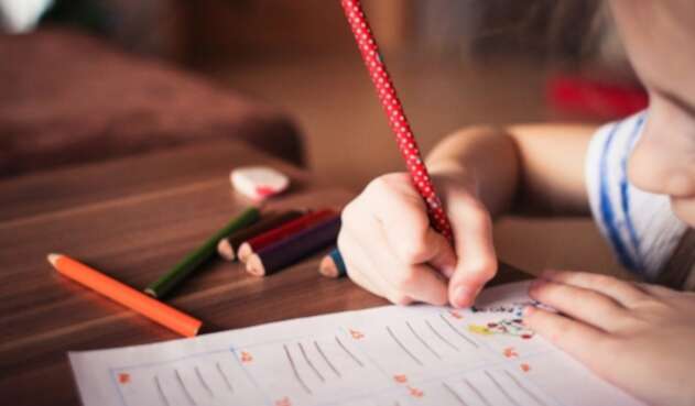 Niños estudiando