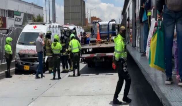 Dos buses de Transmilenio chocaron con una ambulancia en el Ricaurte