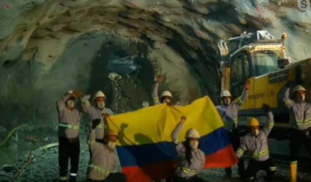 Momento de la unión de los frentes de obra.