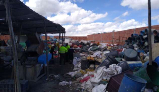 Empresa de reciclaje suspendida en actividades por daños ambientales.