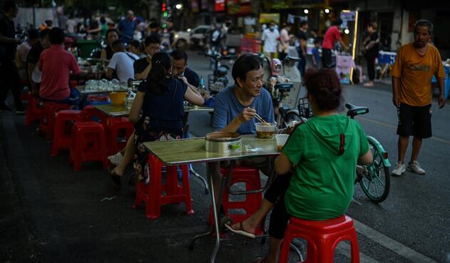 En el epicentro de la pandemia, los habitantes de Wuhan abandonan el tapabocas