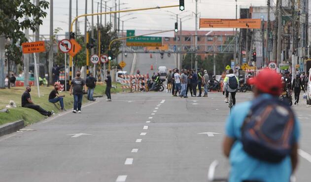 Comerciantes bloquean Avenida Primero de Mayo / Protestas por cuarentena sectorizada