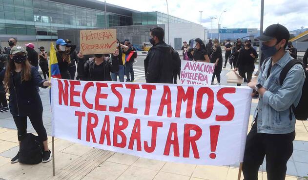 Protesta de trabajadores del sector aéreo, turístico y hotelero, frente a El Dorado.